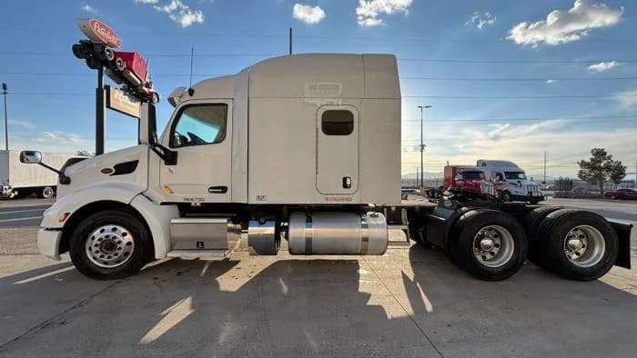 2022 Peterbilt 579 in El Paso, TX — photo 9