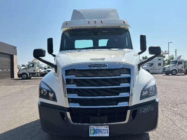 2019 Freightliner Cascadia in Flint, MI — photo 2