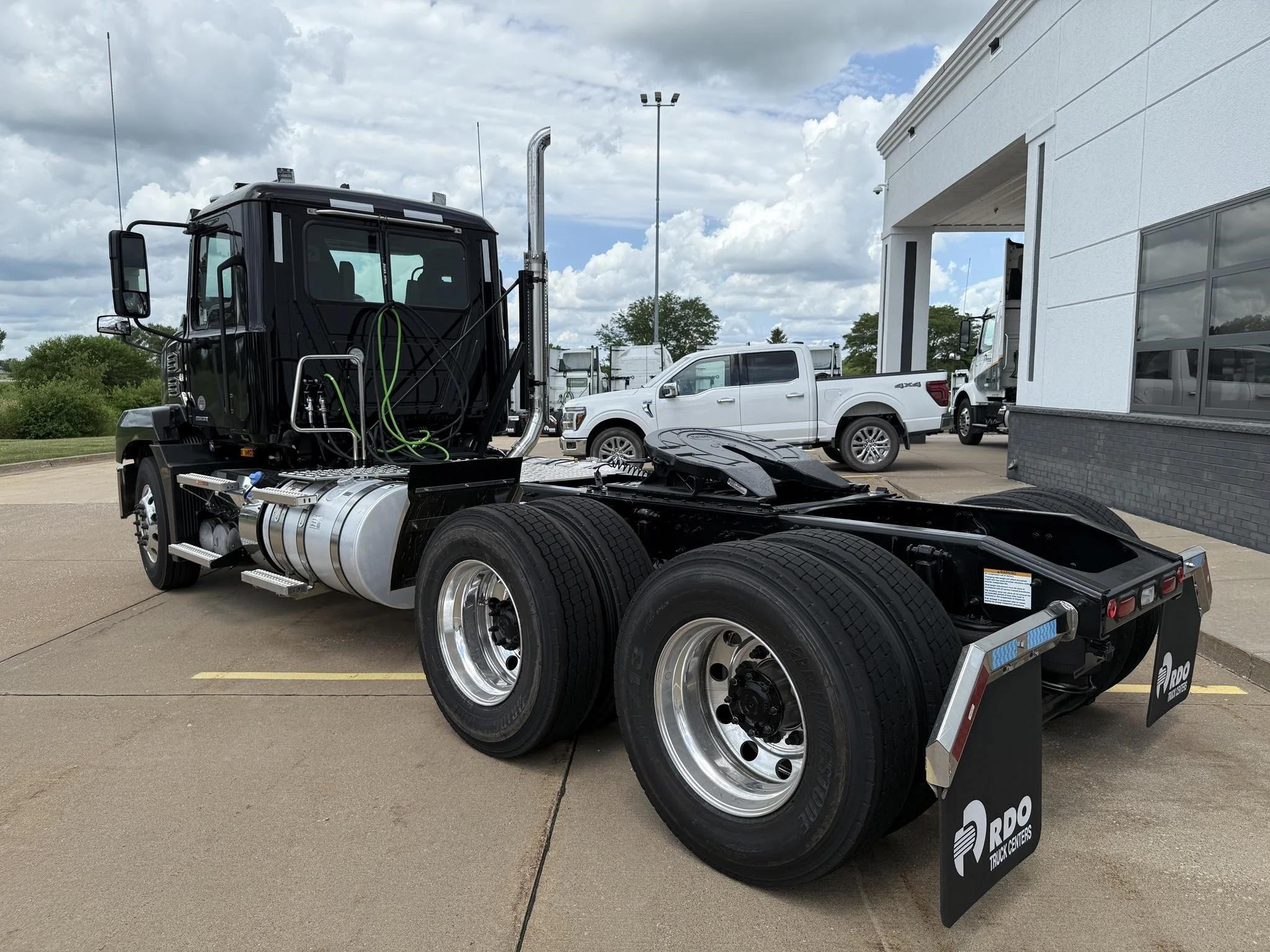 2026 Mack Anthem — photo 6