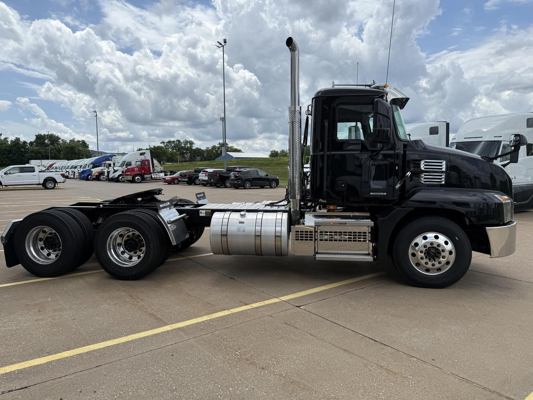 2026 Mack Anthem — photo 4