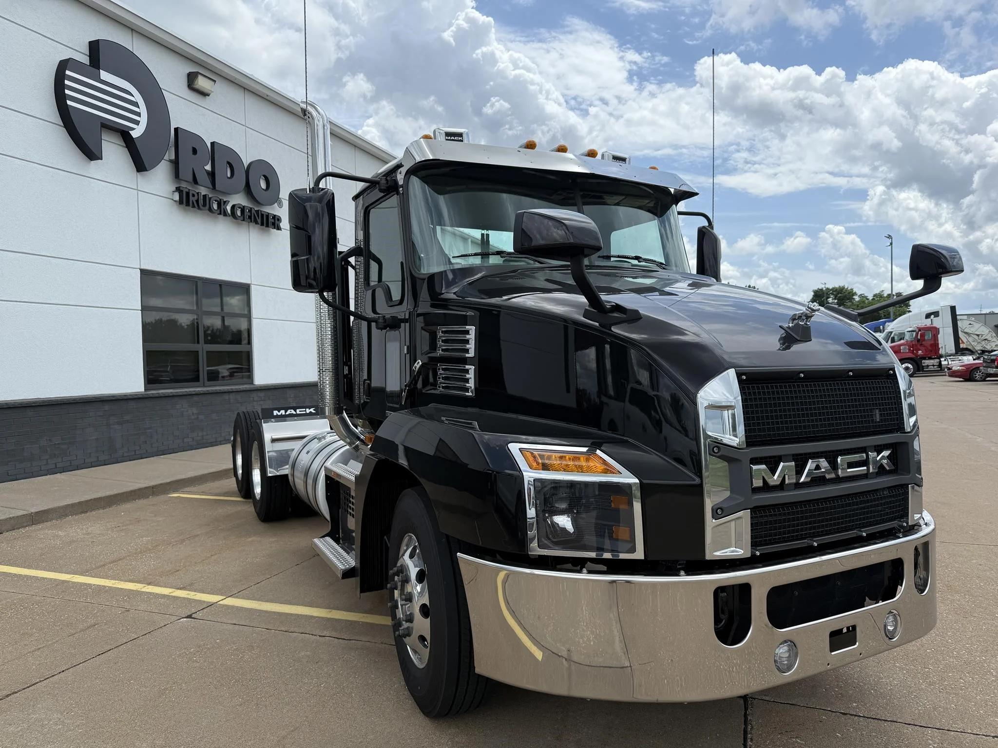 2026 Mack Anthem — photo 3