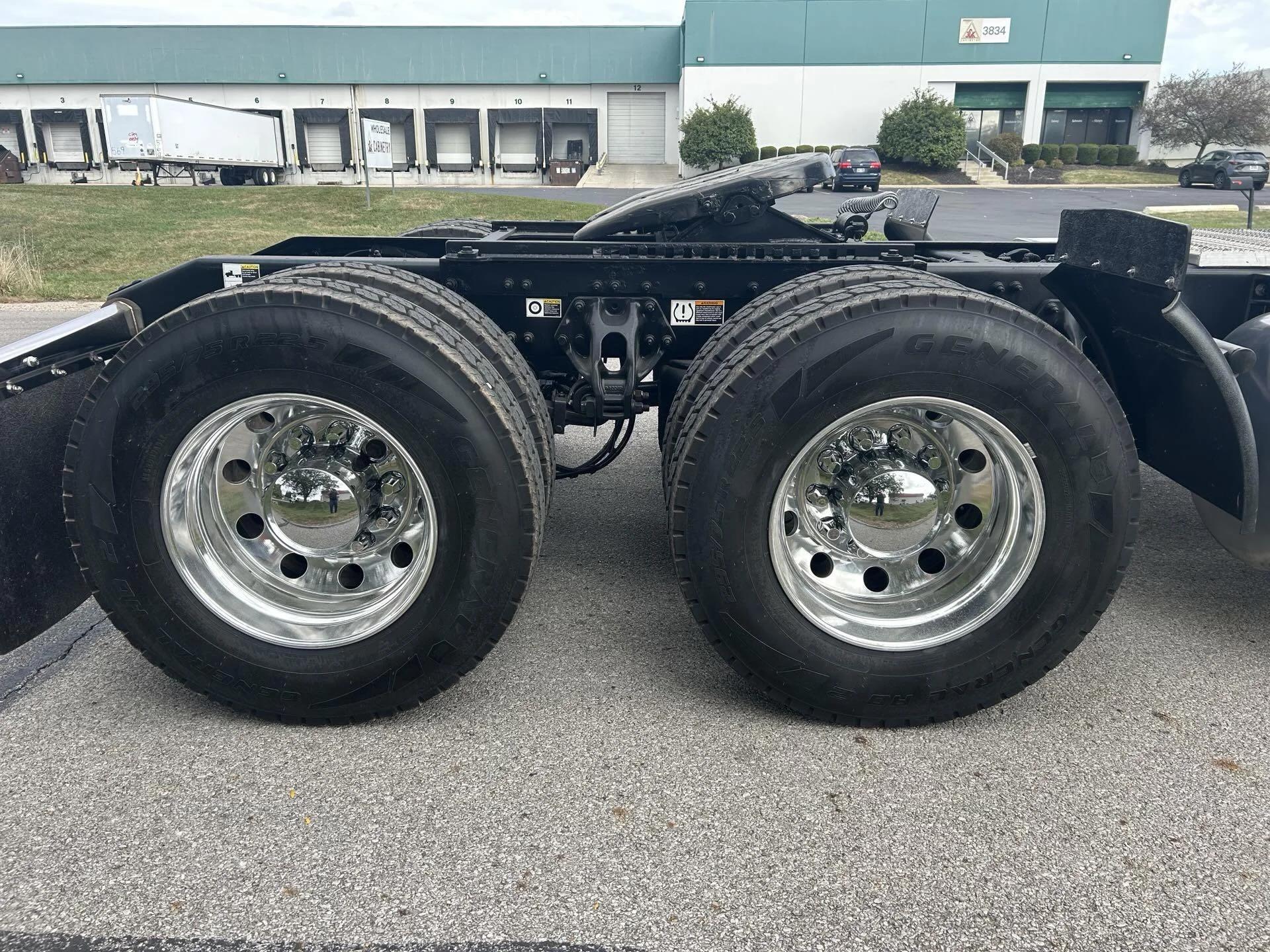 2021 Peterbilt 579 in Canton, OH — photo 10