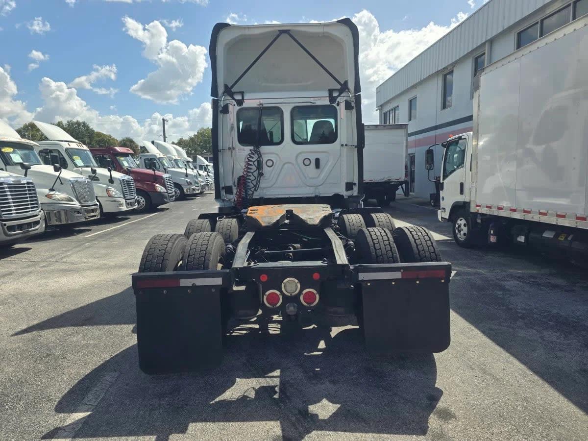 2019 Freightliner Cascadia in Tampa, FL — photo 5