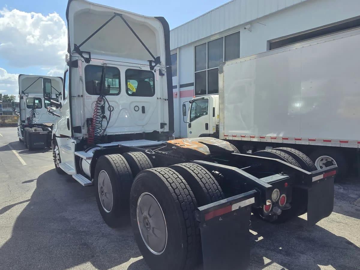 2019 Freightliner Cascadia in Tampa, FL — photo 4