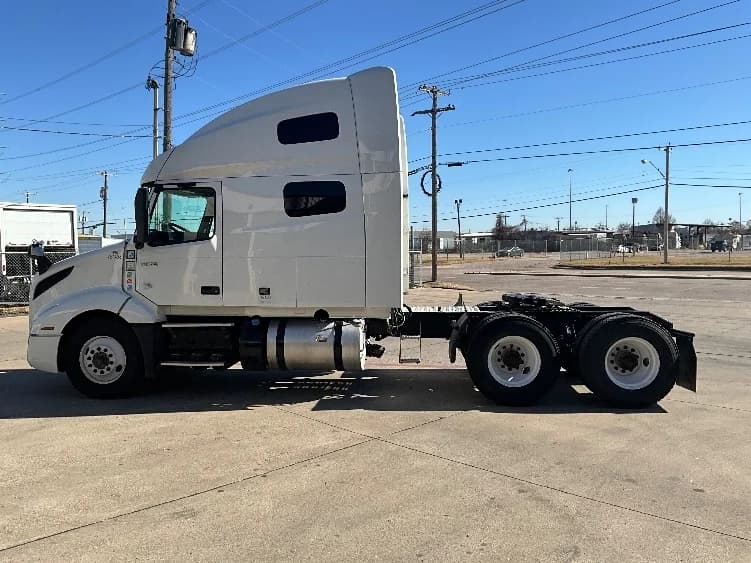 2023 Volvo VNL 760 in Dallas, TX — photo 4