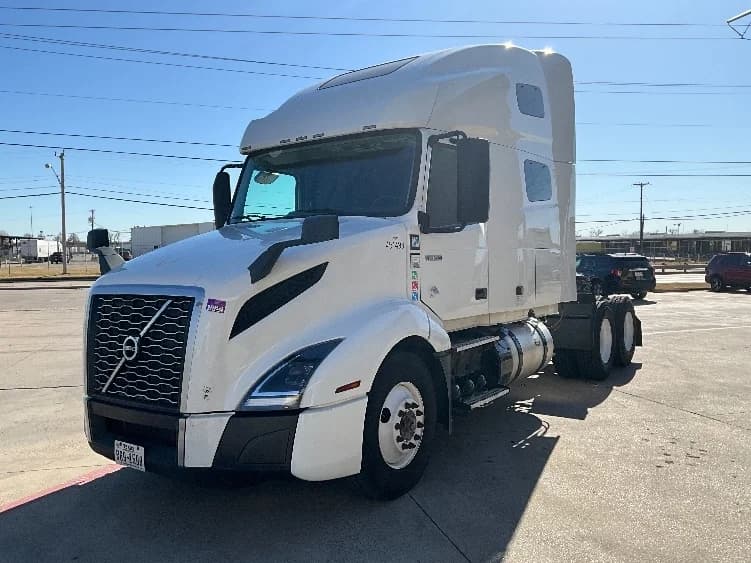2023 Volvo VNL 760 in Dallas, TX — photo 3