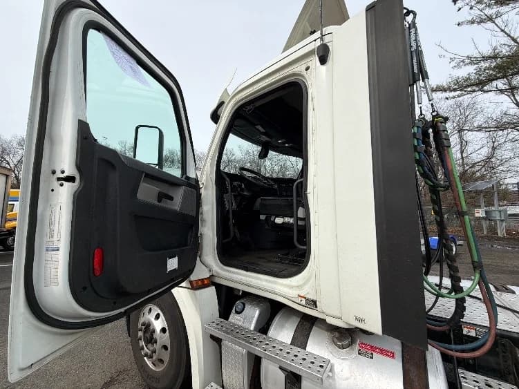 2018 Freightliner Cascadia in Edison, NJ — photo 9