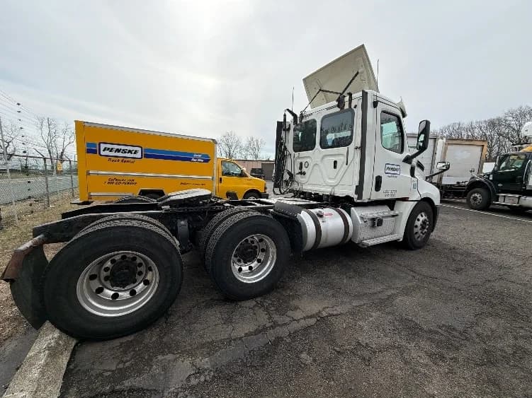 2018 Freightliner Cascadia in Edison, NJ — photo 7