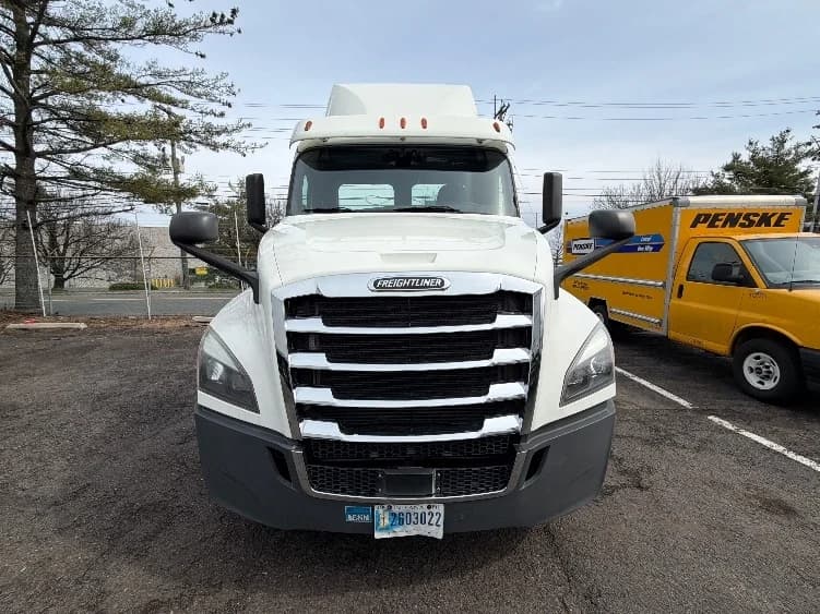 2018 Freightliner Cascadia in Edison, NJ — photo 2