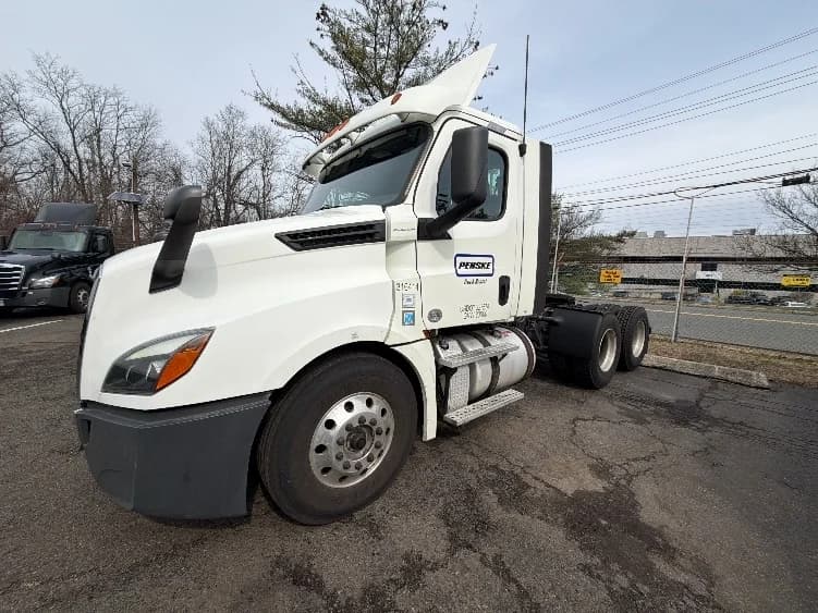2018 Freightliner Cascadia in Edison, NJ — photo 3