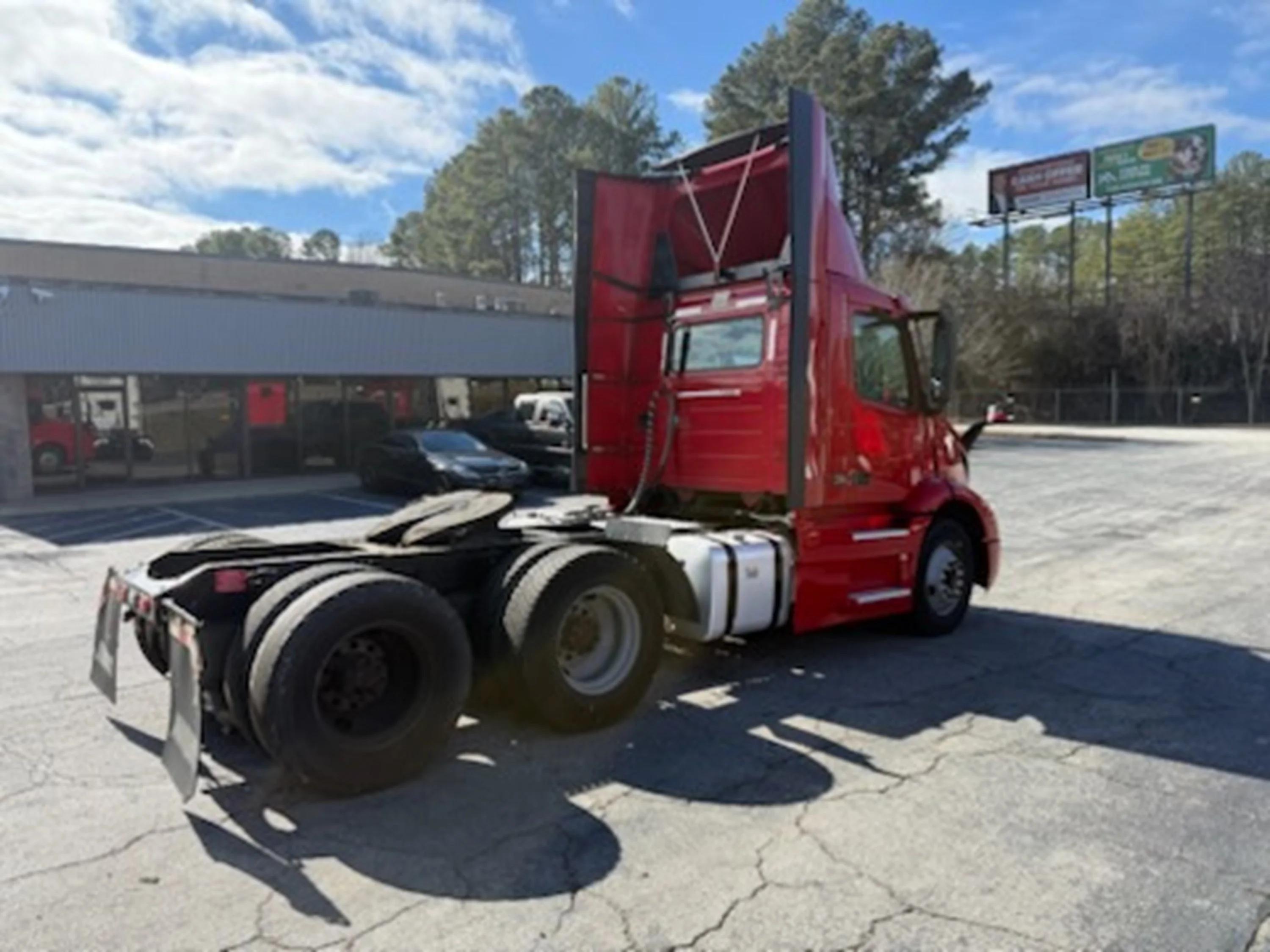 2021 Volvo VNR 640 in LA VERGNE, GA — photo 5