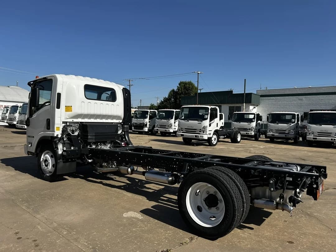 2025 Isuzu NRR in Oklahoma City, OK — photo 4
