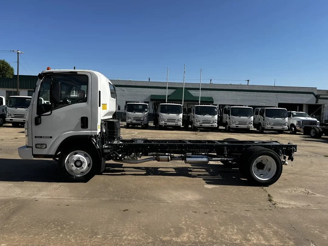 2025 Isuzu NRR in Oklahoma City, OK — photo 3