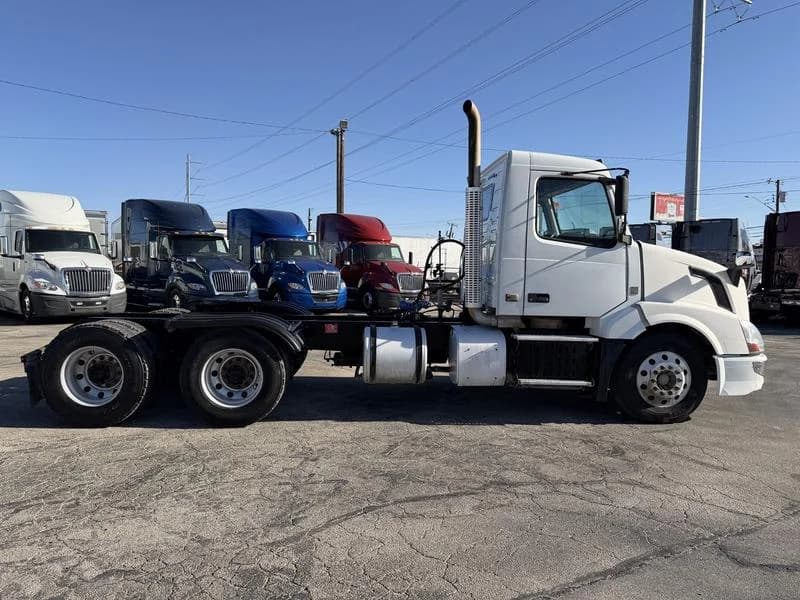 2017 Volvo VNL 300 in Dallas — photo 2