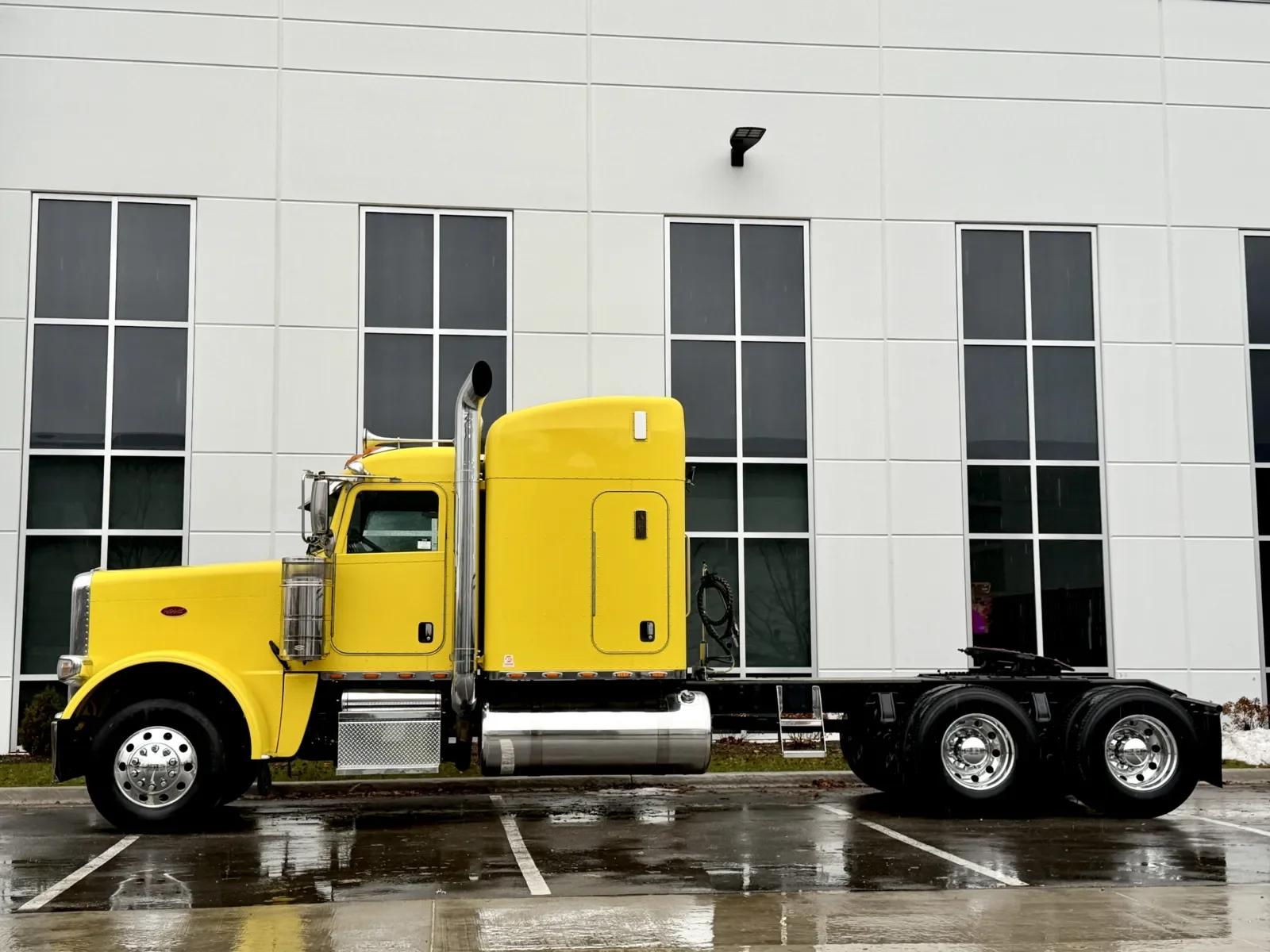 2014 Peterbilt 389 in New Lenox, IL — photo 4