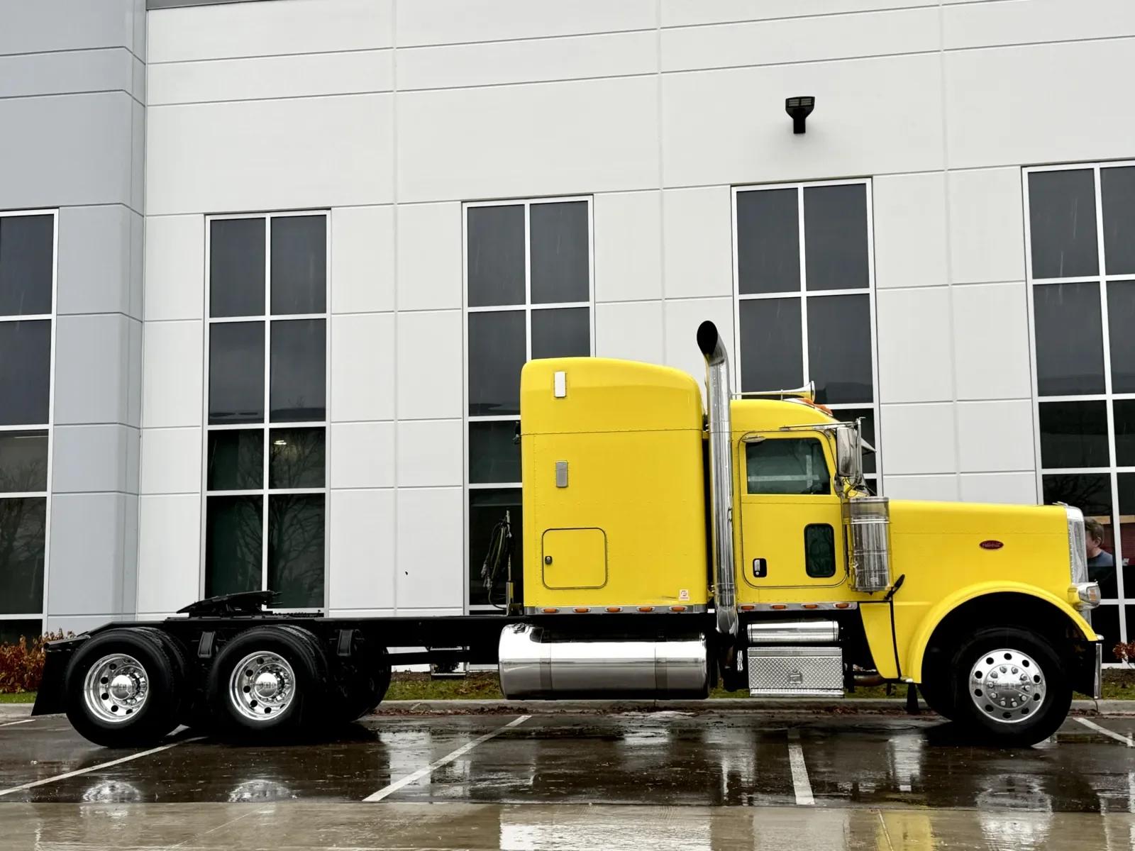 2014 Peterbilt 389 in New Lenox, IL — photo 3
