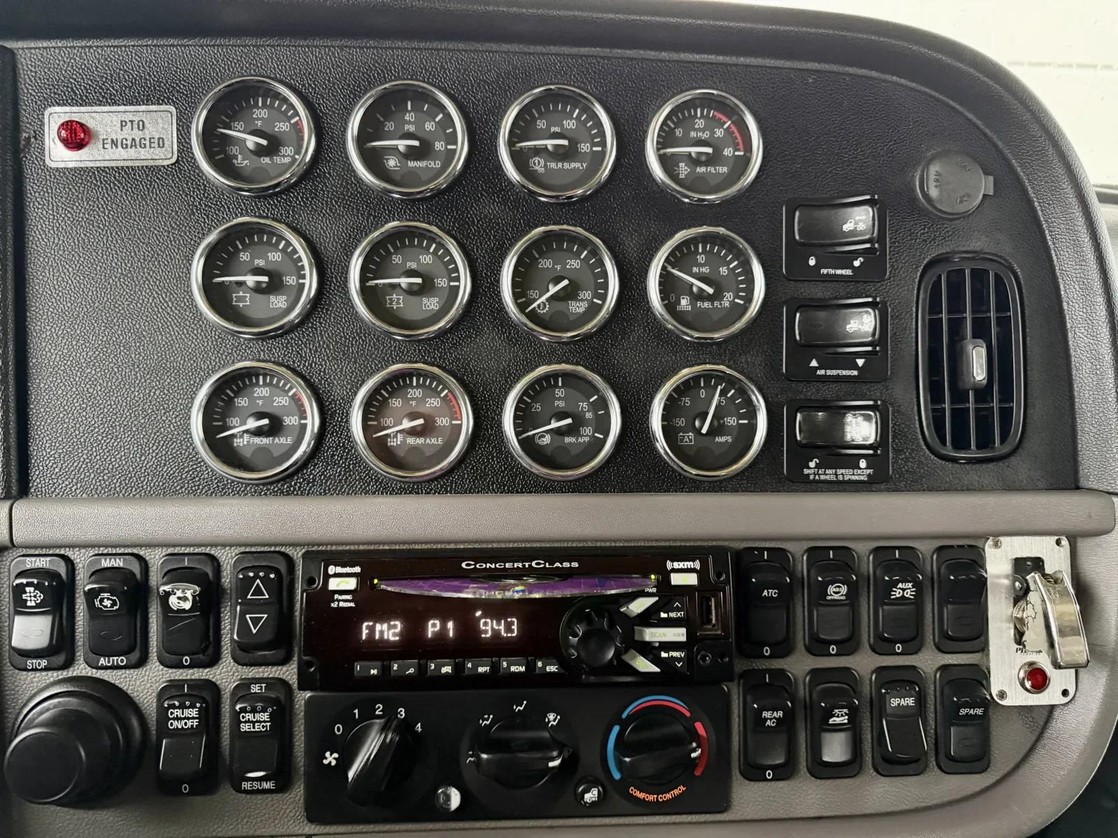 2014 Peterbilt 389 in New Lenox, IL — photo 17