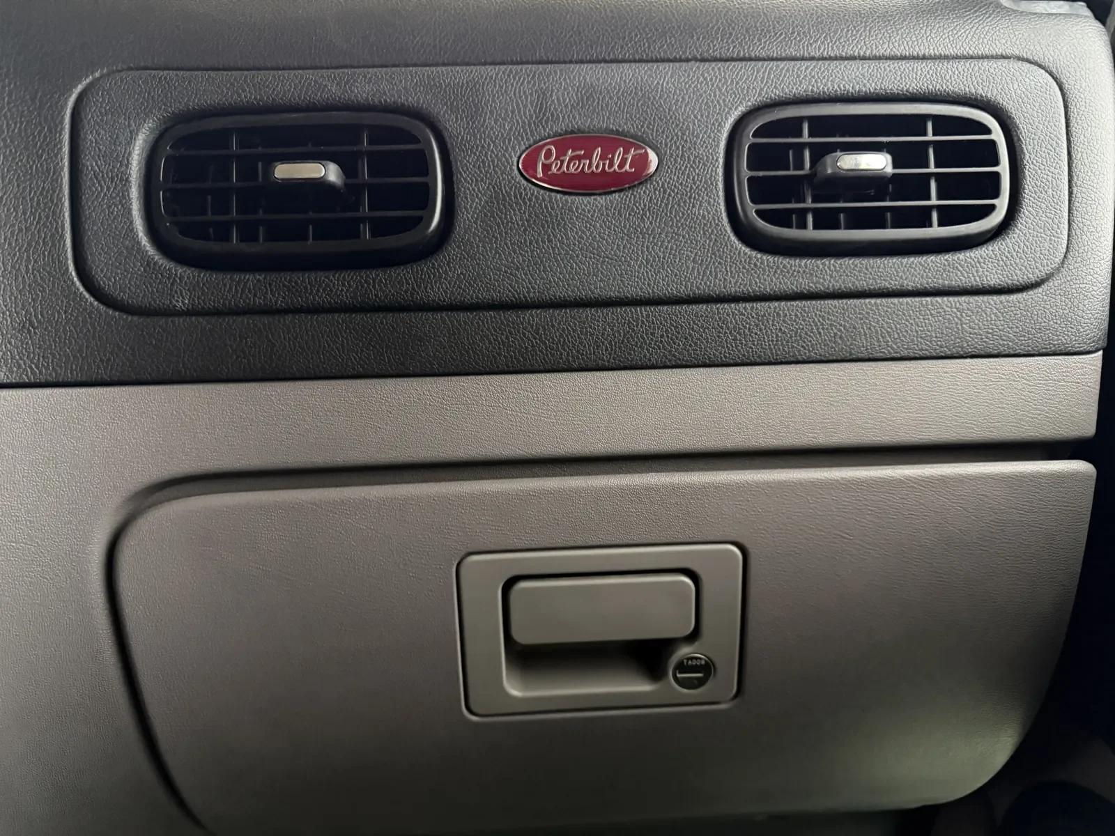 2014 Peterbilt 389 in New Lenox, IL — photo 18