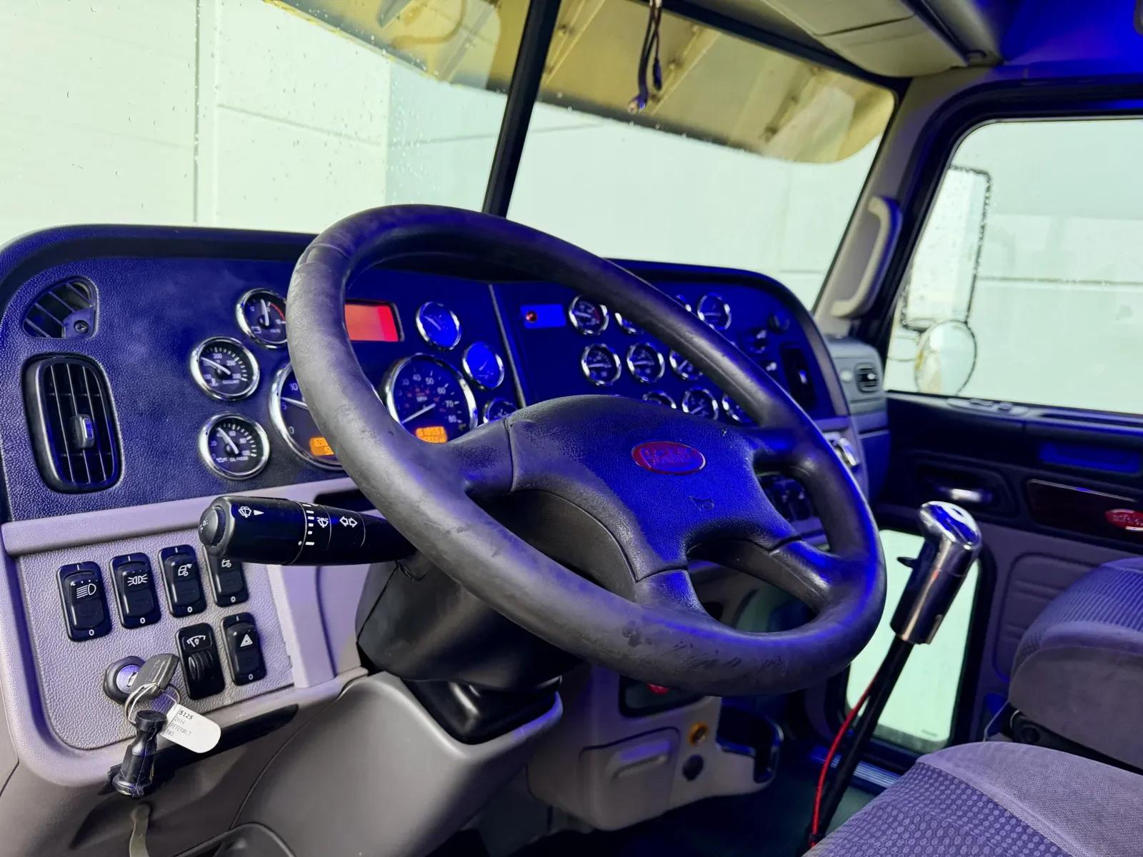 2014 Peterbilt 389 in New Lenox, IL — photo 15
