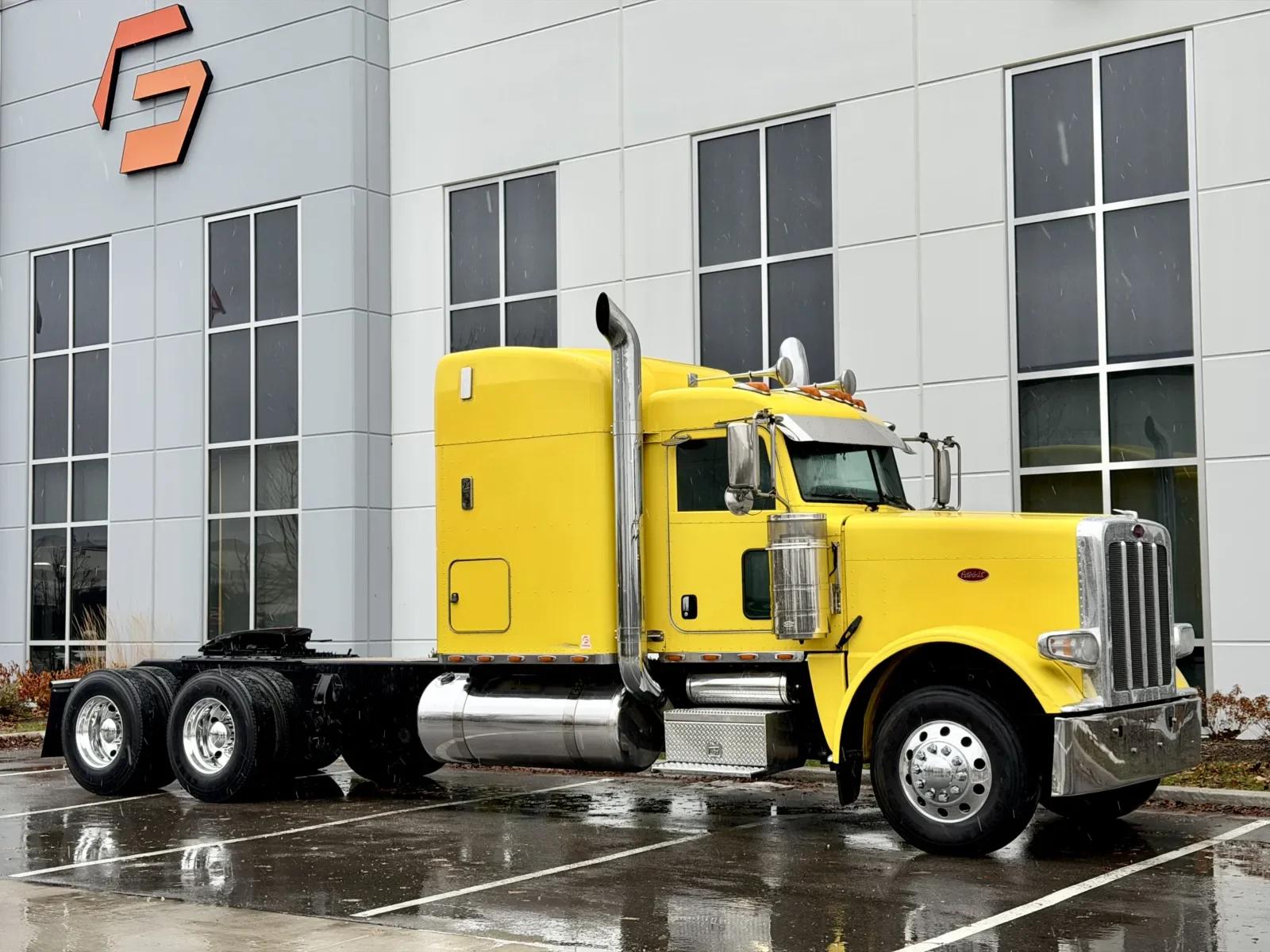 2014 Peterbilt 389 in New Lenox, IL — photo 2