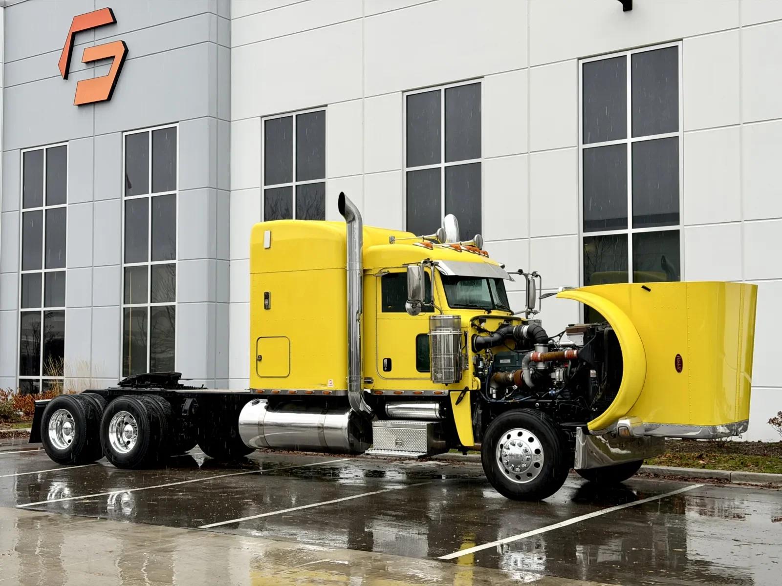 2014 Peterbilt 389 in New Lenox, IL — photo 9