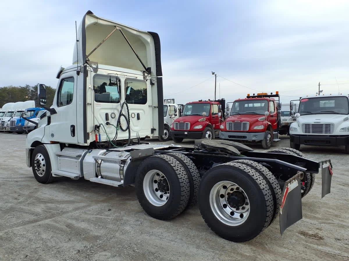 2020 Freightliner Cascadia in Greenville, SC — photo 6
