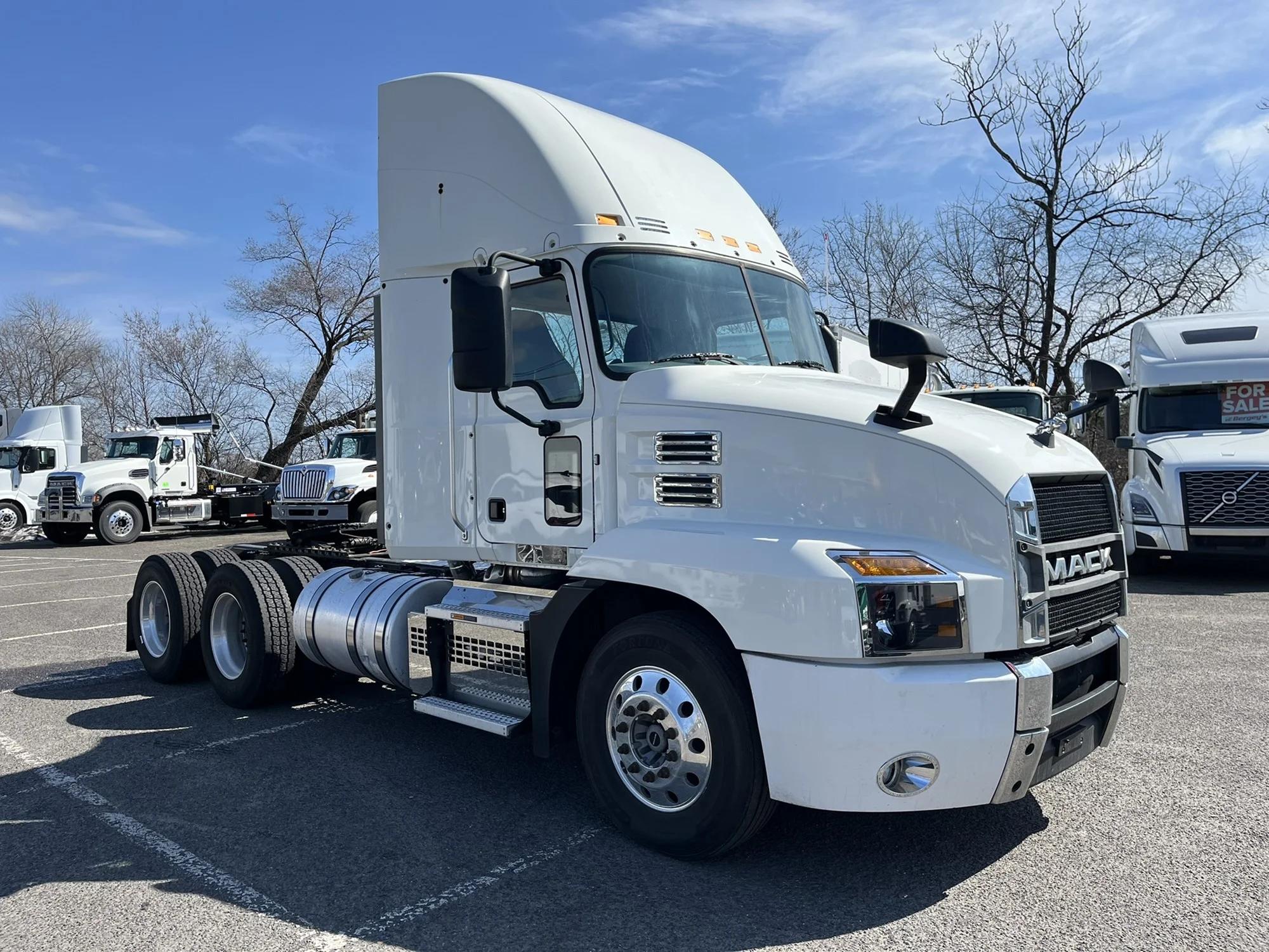 2019 Mack Anthem — photo 3
