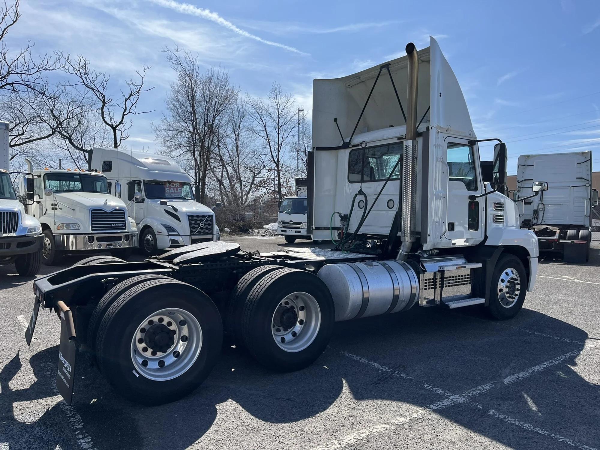 2019 Mack Anthem — photo 4