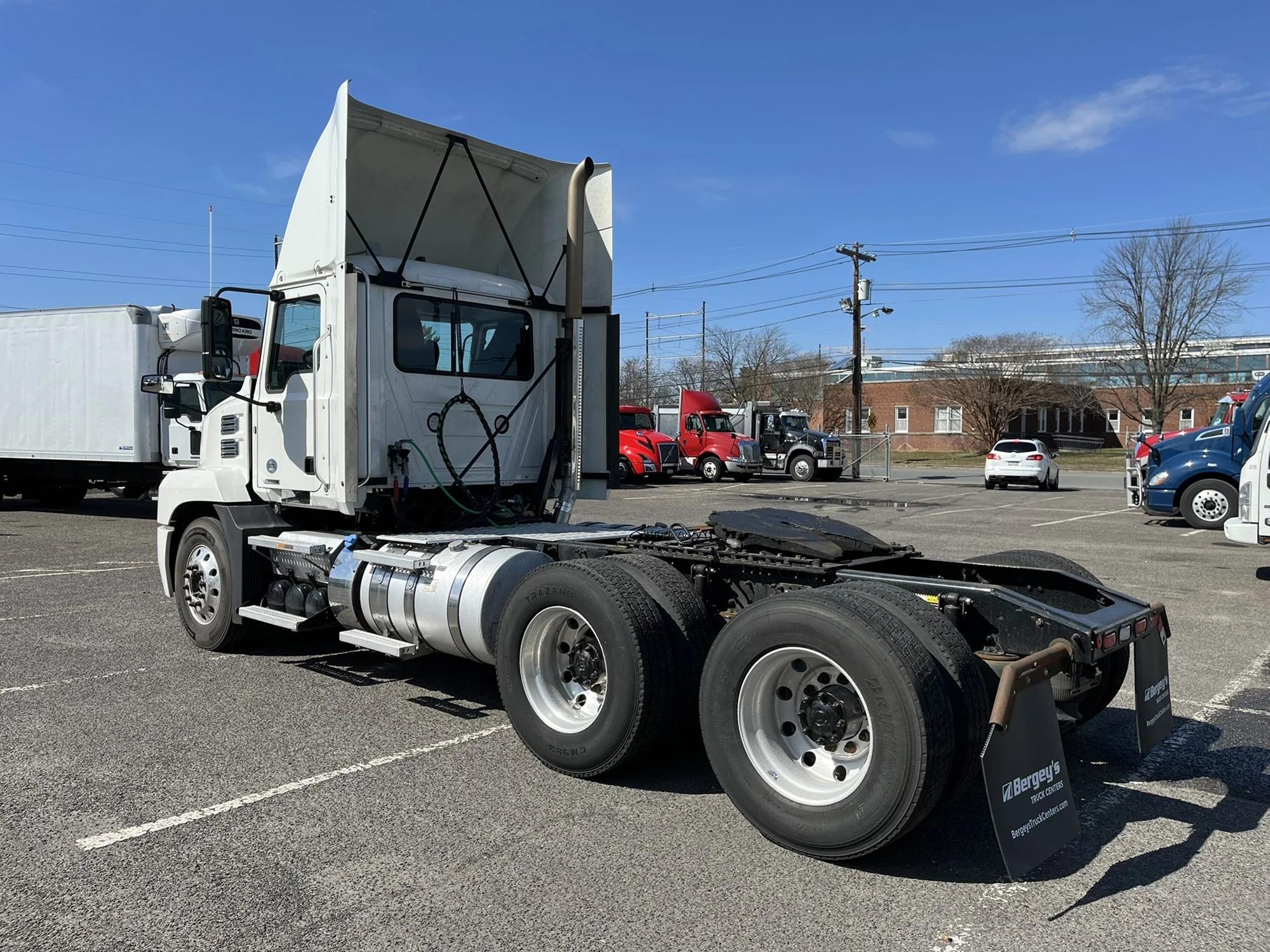 2019 Mack Anthem — photo 6