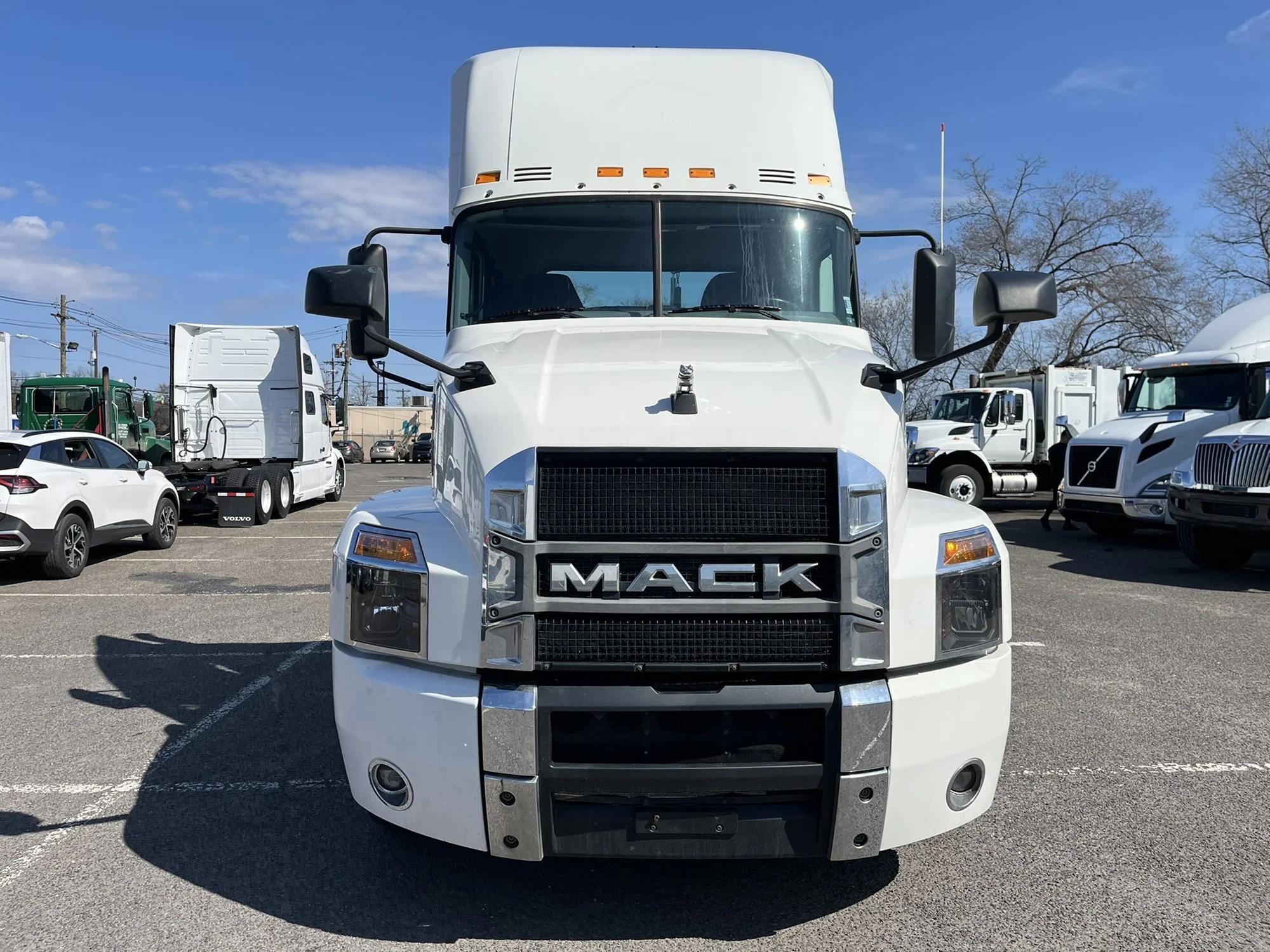 2019 Mack Anthem — photo 2