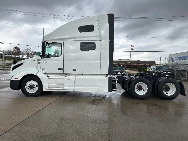 2023 Volvo VNL 760 in Houston, TX — photo 4