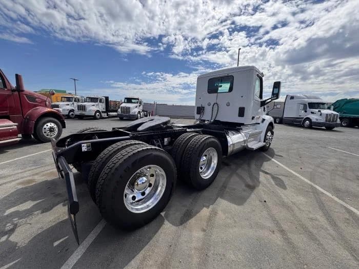 2021 Peterbilt 579 in Los Angeles, CA — photo 6