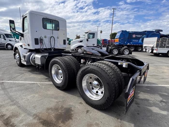 2021 Peterbilt 579 in Los Angeles, CA — photo 8