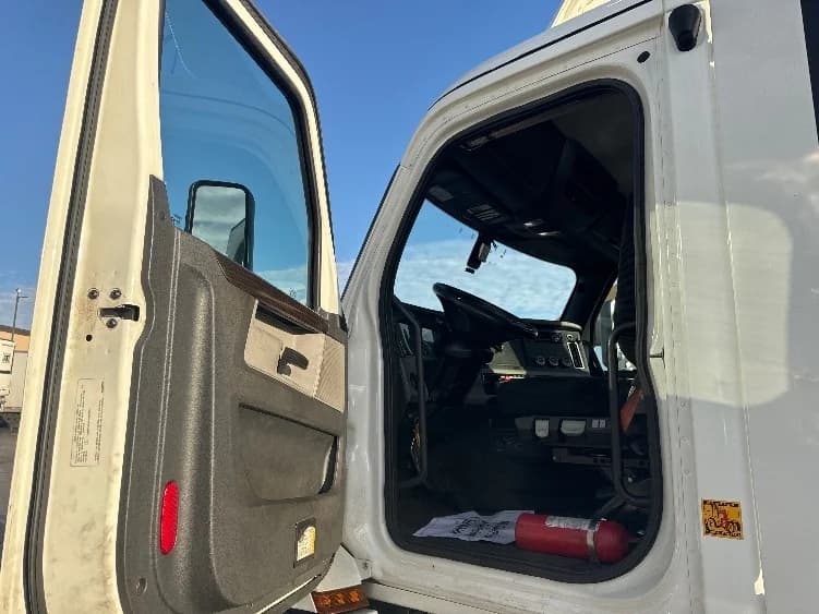2020 Freightliner Cascadia in Chicago (Melrose Park), IL — photo 9