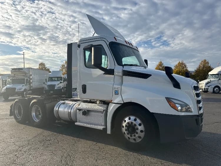 2020 Freightliner Cascadia in Chicago (Melrose Park), IL — photo 3