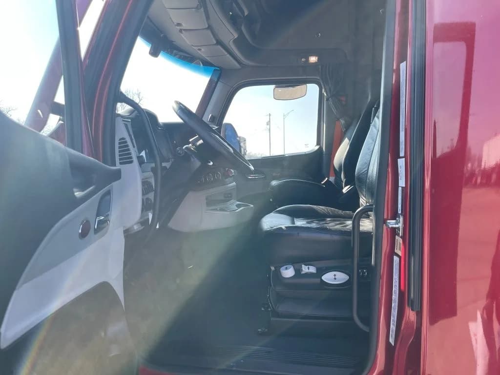 2023 Peterbilt 579 in Springfield, MO — photo 10