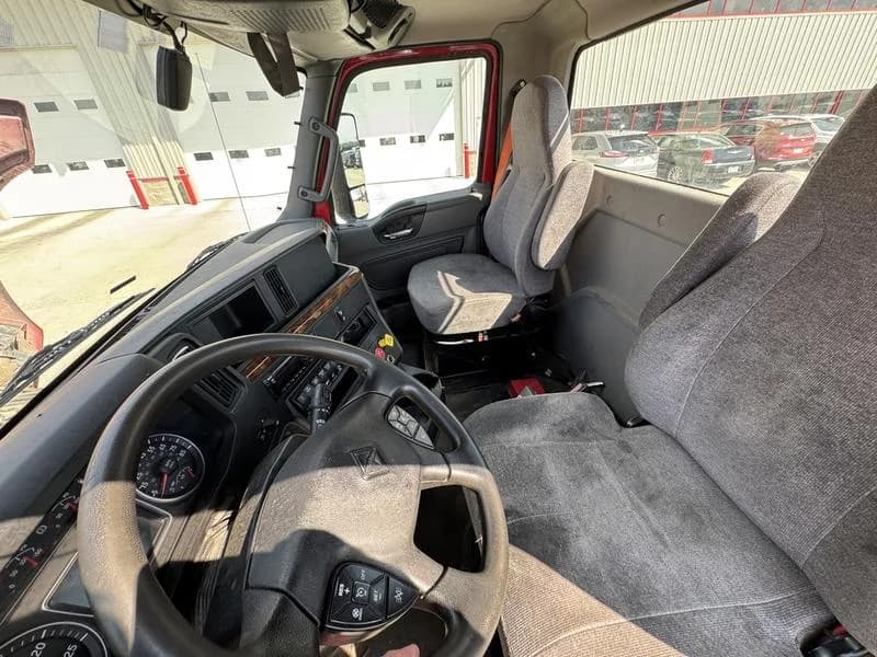 2018 International LT in Columbus, OH — photo 15