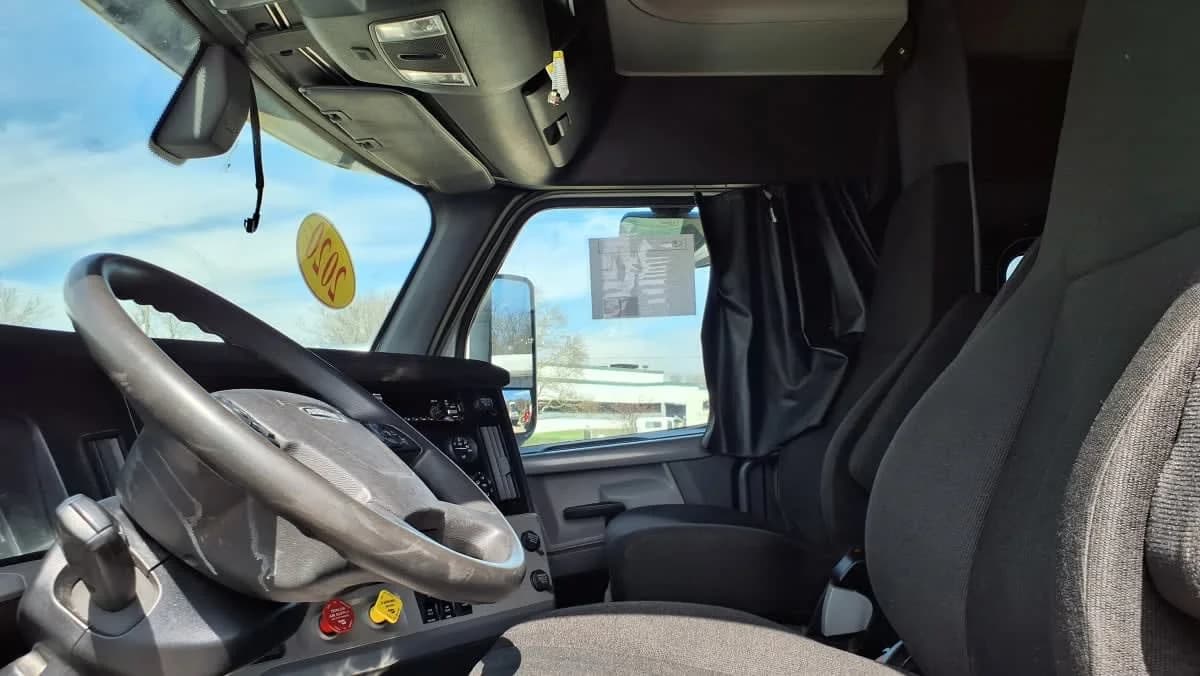 2020 Freightliner Cascadia in West Chester, OH — photo 7