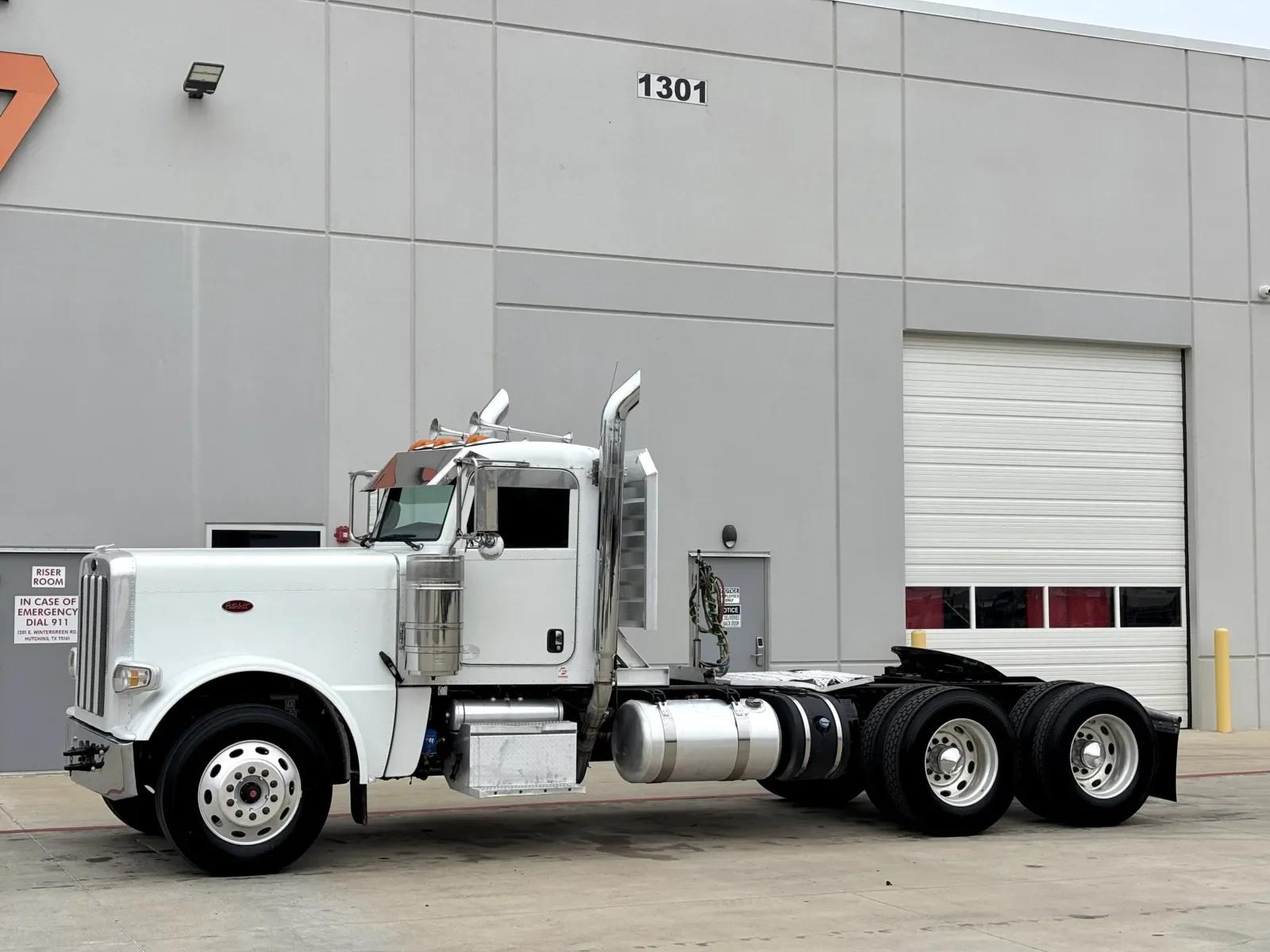 2021 Peterbilt 389 in Hutchins, TX — photo 2