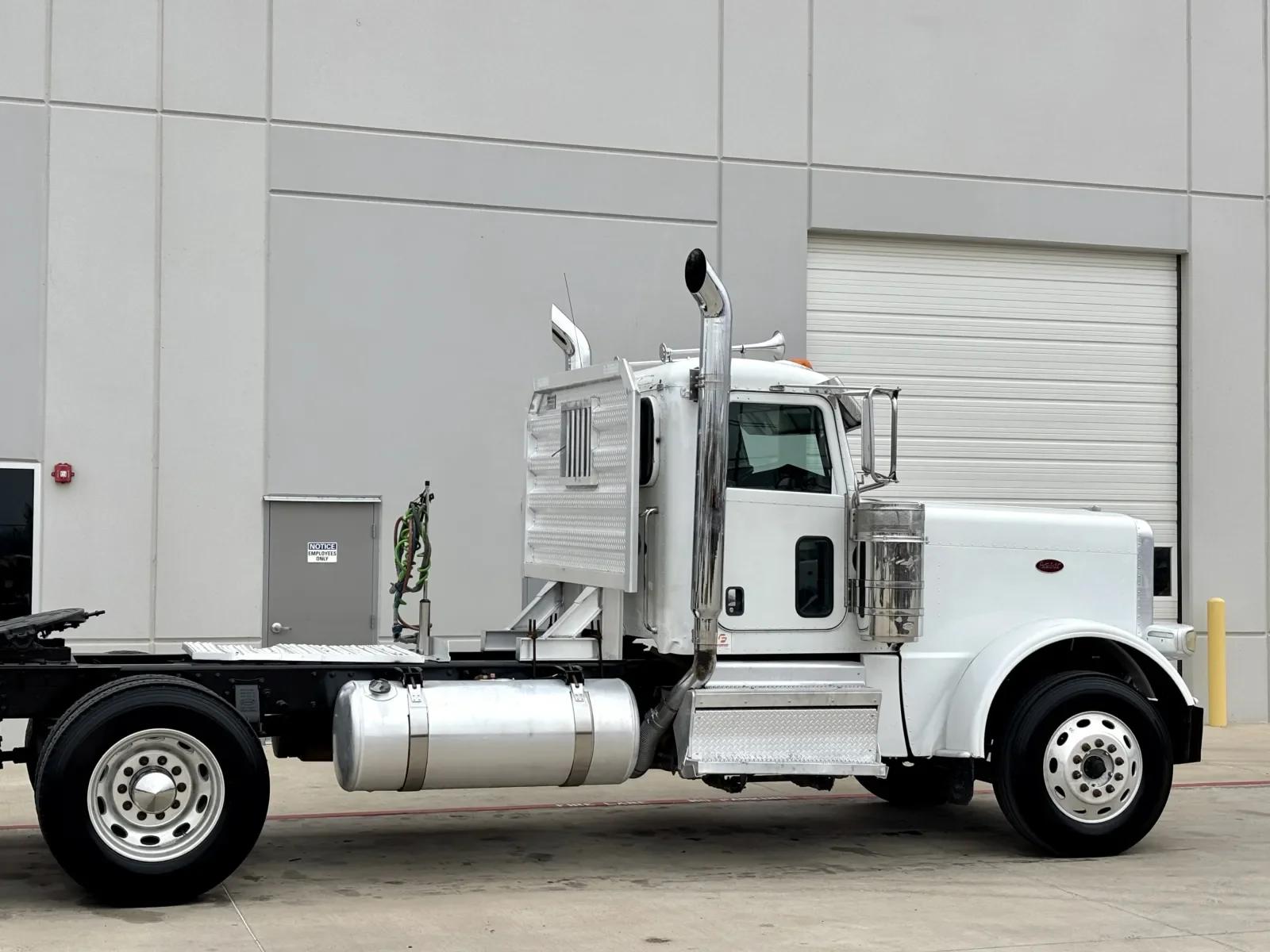 2021 Peterbilt 389 in Hutchins, TX — photo 7