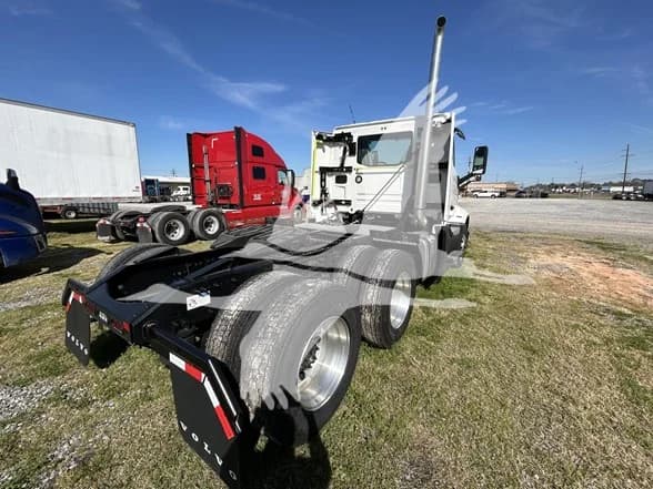 2025 Volvo VNL 300 — photo 4