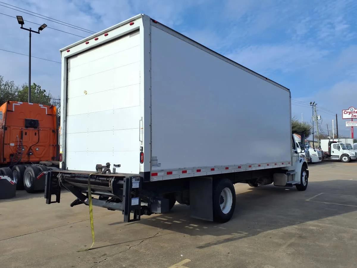 2018 Freightliner M2 106 in Houston, TX — photo 4