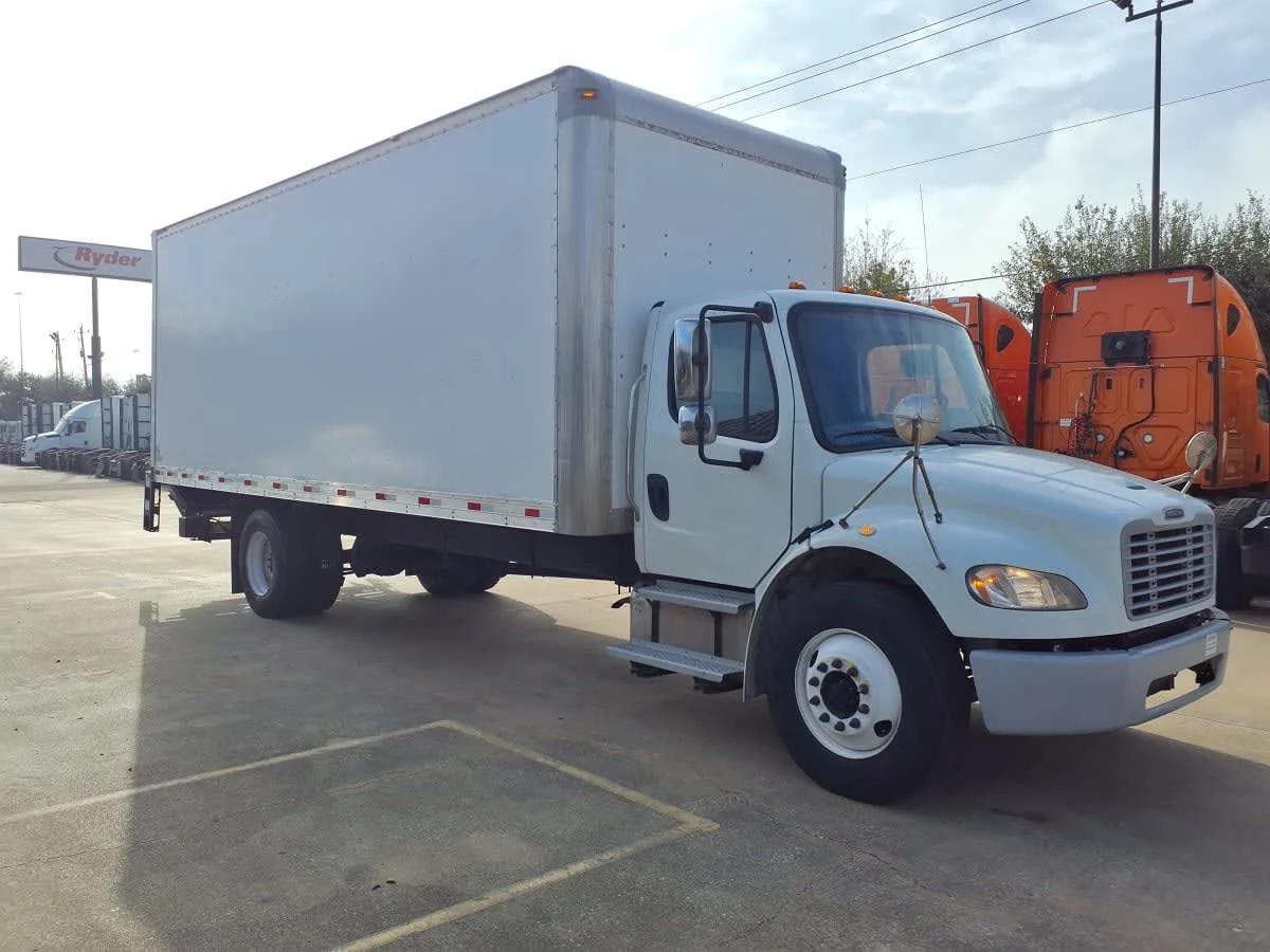 2018 Freightliner M2 106 in Houston, TX — photo 3