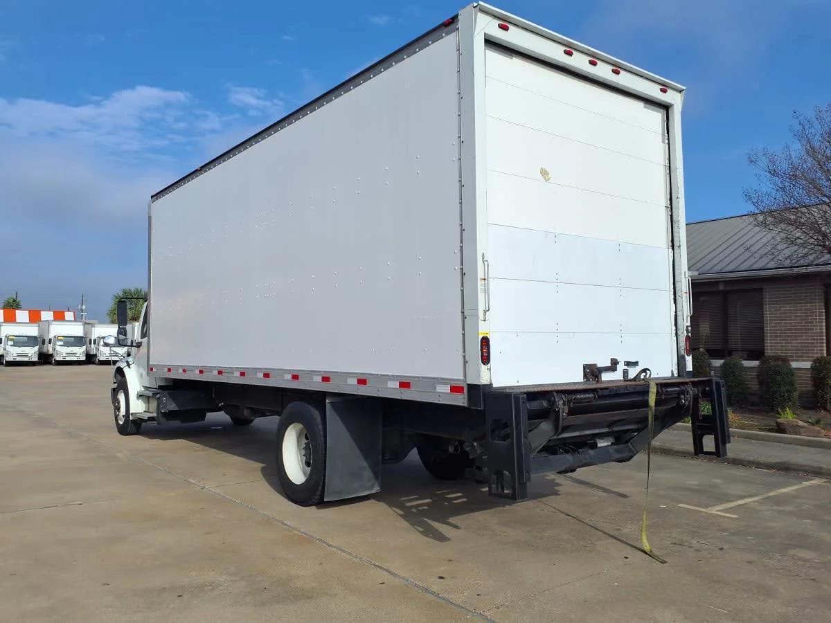 2018 Freightliner M2 106 in Houston, TX — photo 6