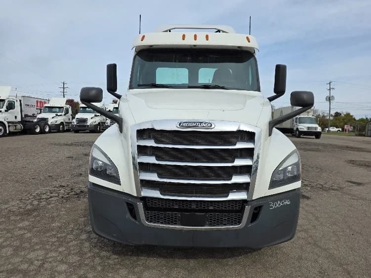 2020 Freightliner Cascadia in Jackson, MI — photo 2