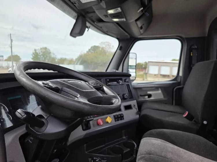 2020 Freightliner Cascadia in Jackson, MI — photo 10