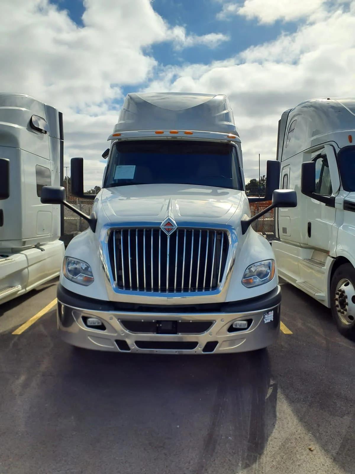 2019 International LT in Bolingbrook, IL — photo 2