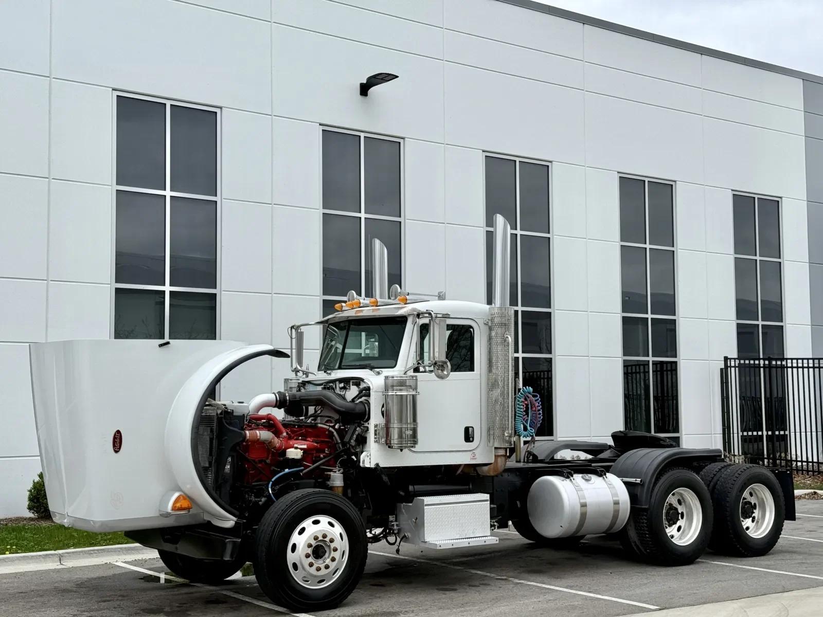 2013 Peterbilt 367 in New Lenox, IL — photo 10