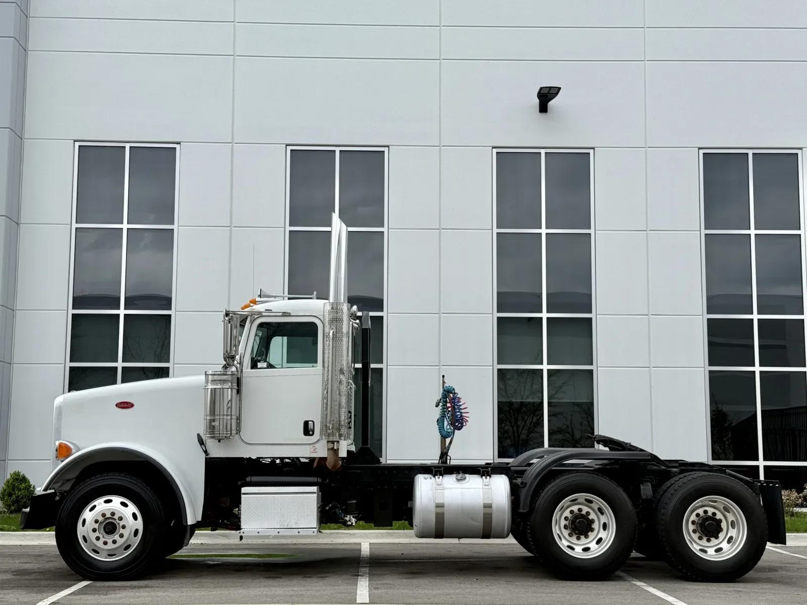 2013 Peterbilt 367 in New Lenox, IL — photo 4