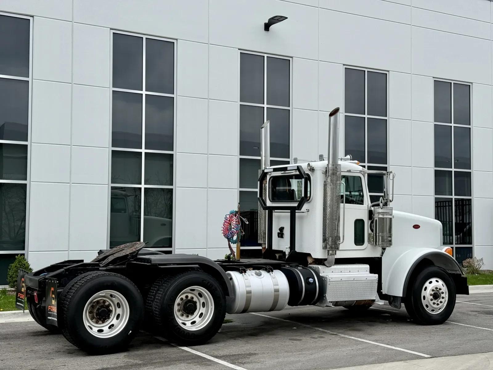 2013 Peterbilt 367 in New Lenox, IL — photo 5
